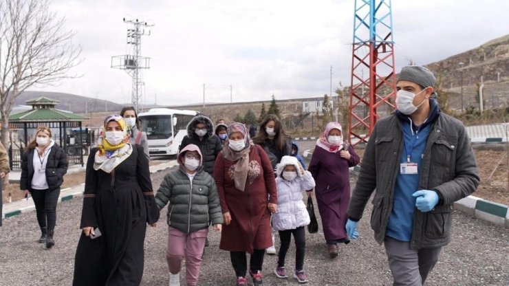 Özel çocuklardan hayvan bakımevine ziyaret