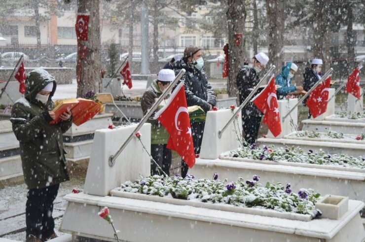 Lapa lapa kar altında şehitler için hatim duası