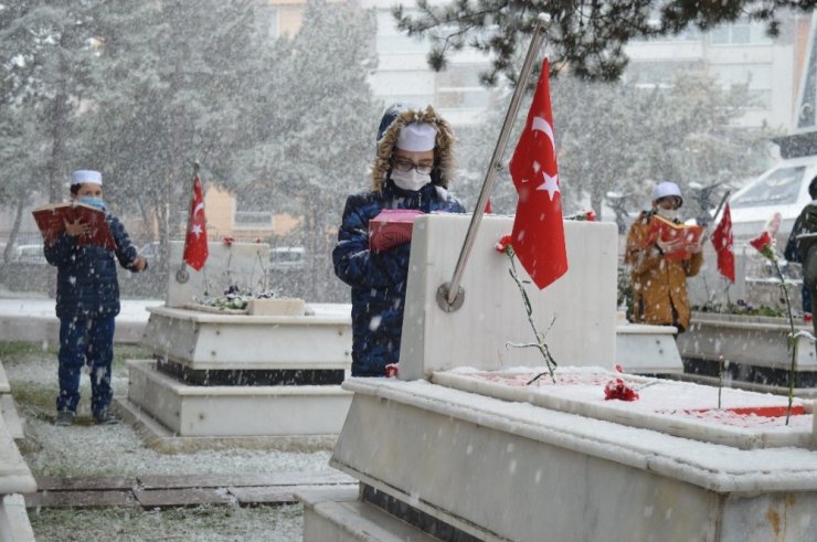 Lapa lapa kar altında şehitler için hatim duası