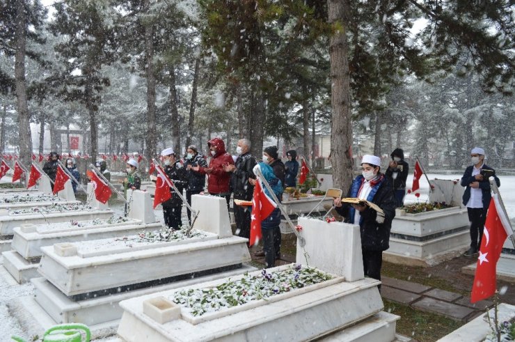 Lapa lapa kar altında şehitler için hatim duası