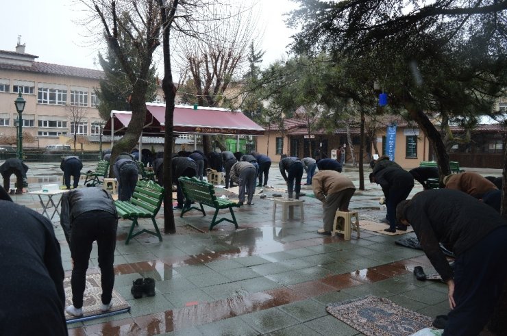 Kar yağışı altında cuma namazı