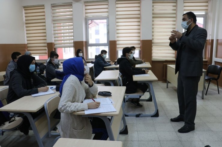 Savaştan kaçan Hakime, Türkiye’de okulunun birincisi oldu