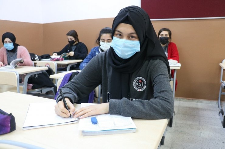 Savaştan kaçan Hakime, Türkiye’de okulunun birincisi oldu