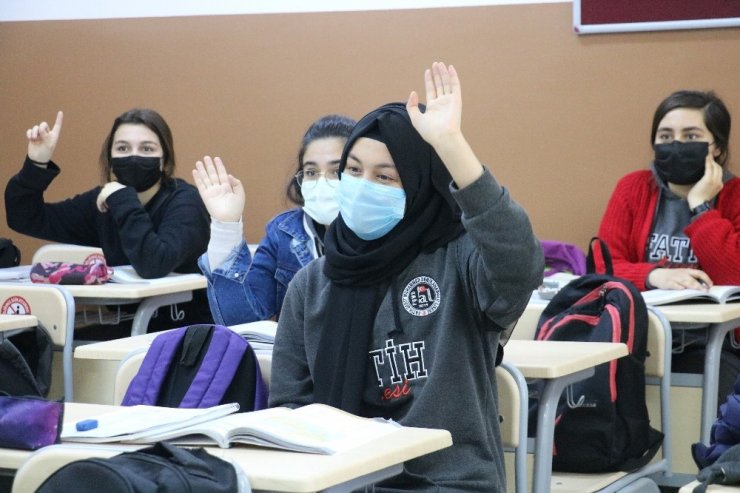 Savaştan kaçan Hakime, Türkiye’de okulunun birincisi oldu