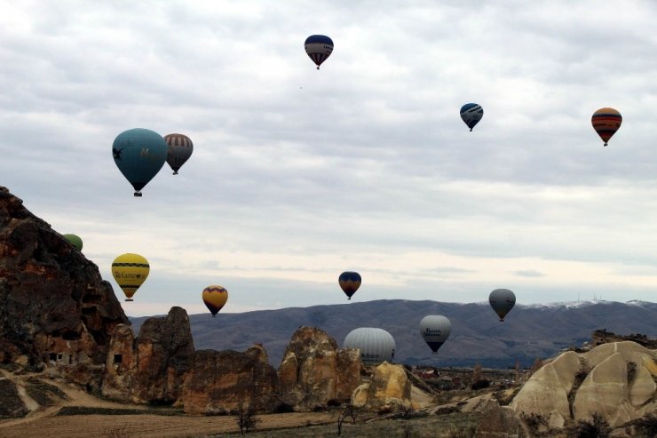 Kapadokya’da gökyüzü balonlarla renklendi