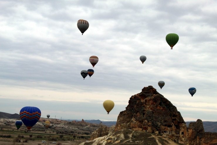 Kapadokya’da gökyüzü balonlarla renklendi