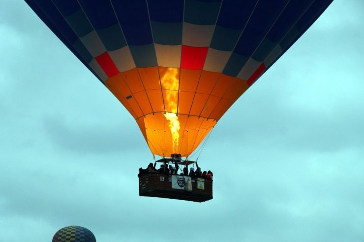 Kapadokya’da gökyüzü balonlarla renklendi