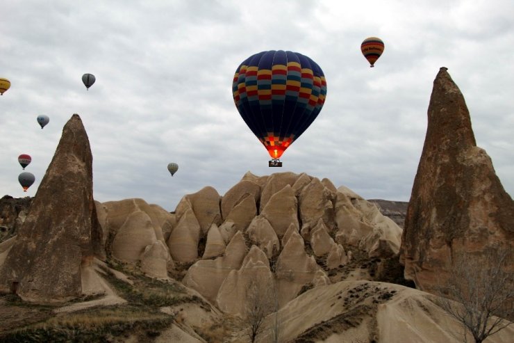 Kapadokya’da gökyüzü balonlarla renklendi