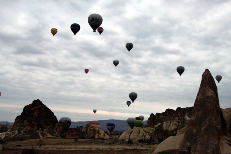 Kapadokya’da gökyüzü balonlarla renklendi