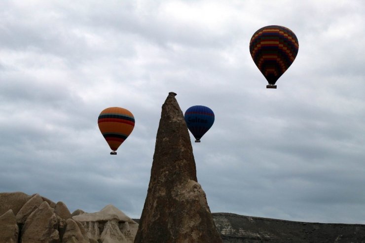 Kapadokya’da gökyüzü balonlarla renklendi