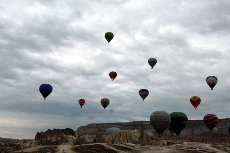 Kapadokya’da gökyüzü balonlarla renklendi