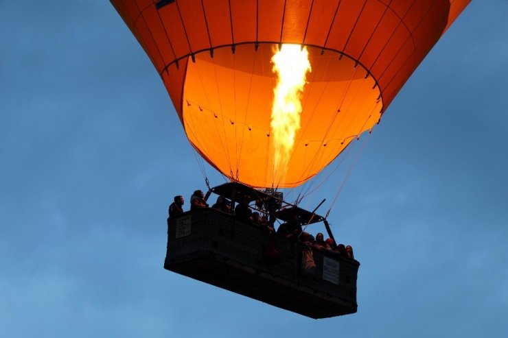 Kapadokya’da gökyüzü balonlarla renklendi