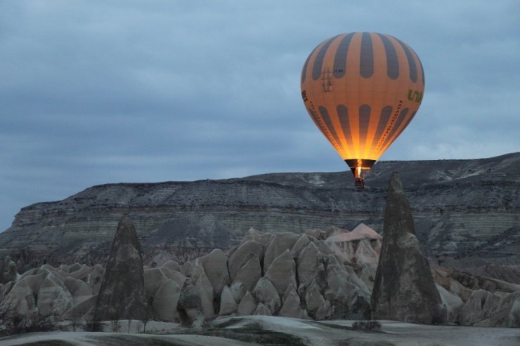 Kapadokya’da gökyüzü balonlarla renklendi