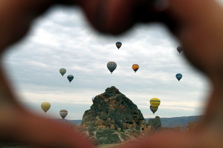 Kapadokya’da gökyüzü balonlarla renklendi