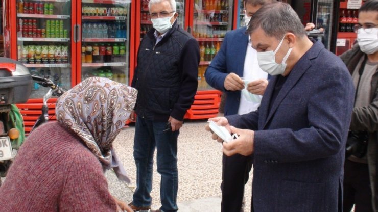 Maskesiz dışarı çıkan kadına Vali kendi elleriyle maske taktı