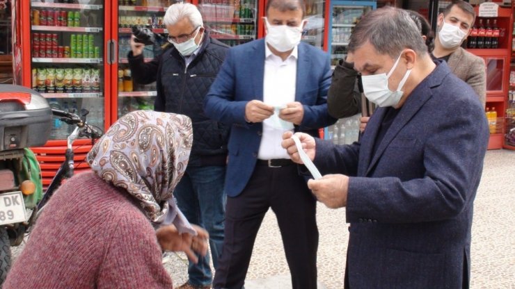 Maskesiz dışarı çıkan kadına Vali kendi elleriyle maske taktı