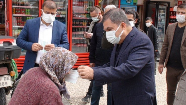 Maskesiz dışarı çıkan kadına Vali kendi elleriyle maske taktı