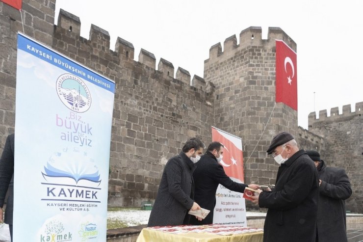 KAYMEK 2 bin İstiklal Ajandası dağıttı