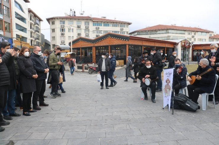 Dünyaca ünlü halk ozanı türküleriyle anıldı