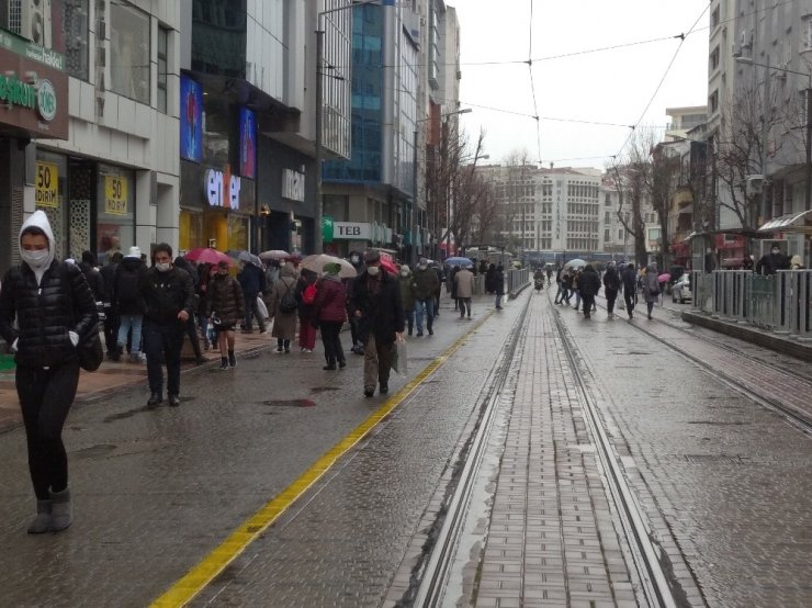 Yağan yağmur ve bulaş riski bile Eskişehirlileri alışverişten alıkoyamadı