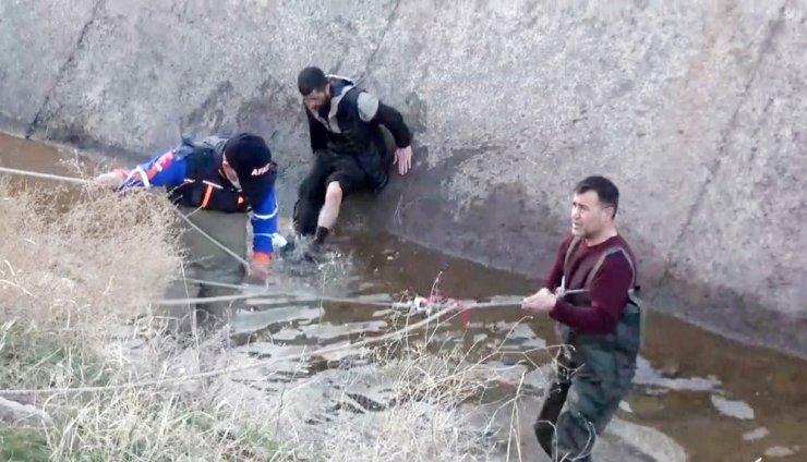 Aşırı alkol aldı, sulama kanalına düşerek sırılsıklam ıslandı, parasını polise sordu