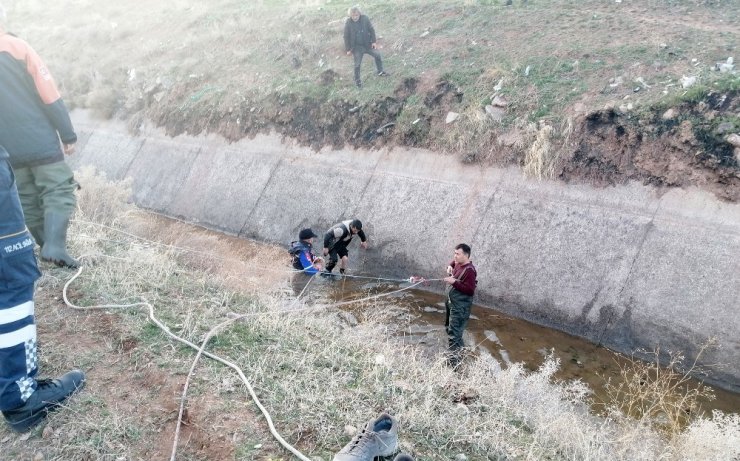 Aşırı alkol aldı, sulama kanalına düşerek sırılsıklam ıslandı, parasını polise sordu