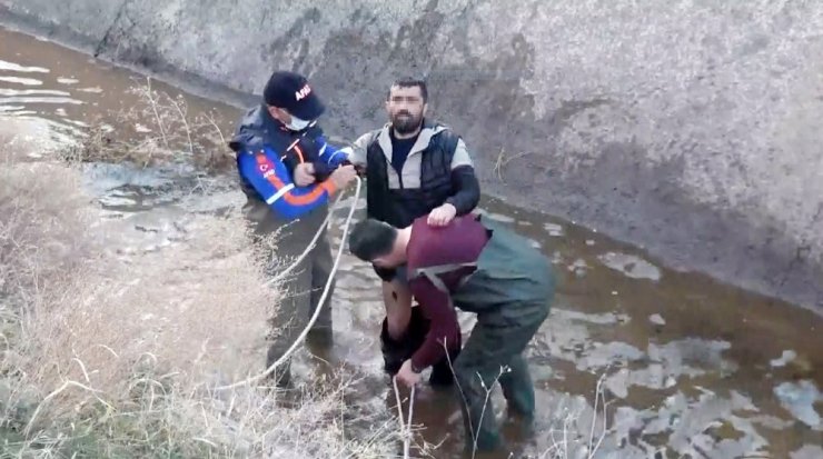 Aşırı alkol aldı, sulama kanalına düşerek sırılsıklam ıslandı, parasını polise sordu