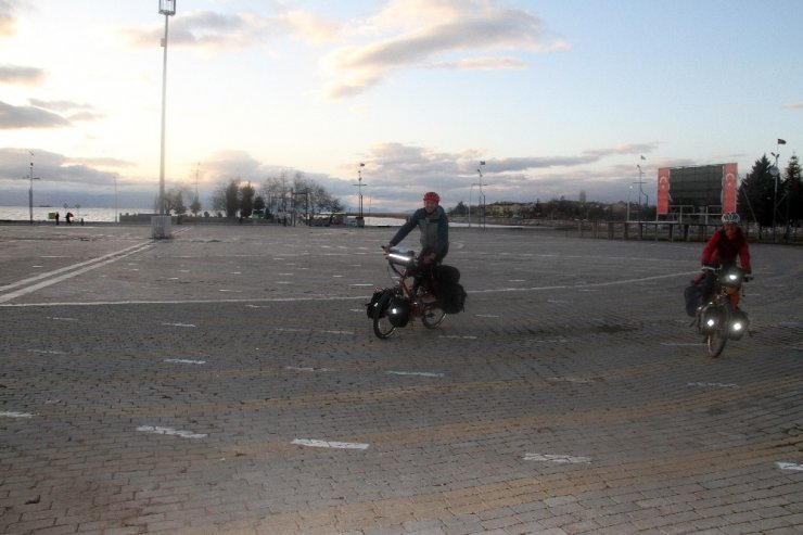 İngiltere’den dünya turuna çıkan bisiklet tutkunu çift, pedal çevirerek ülke ülke geziyor