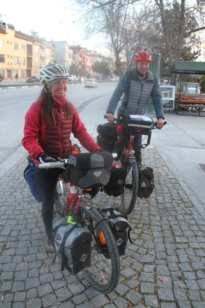 İngiltere’den dünya turuna çıkan bisiklet tutkunu çift, pedal çevirerek ülke ülke geziyor