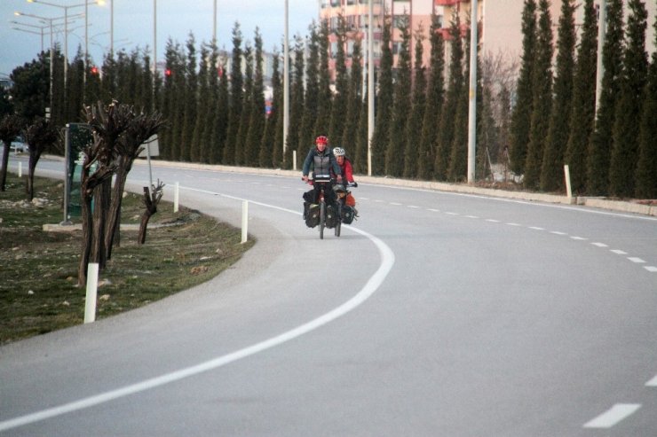 İngiltere’den dünya turuna çıkan bisiklet tutkunu çift, pedal çevirerek ülke ülke geziyor