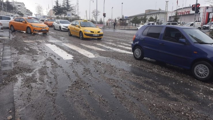 Başkent’te sağanak yağış ve dolu etkili oldu