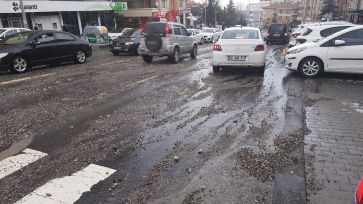 Başkent’te sağanak yağış ve dolu etkili oldu