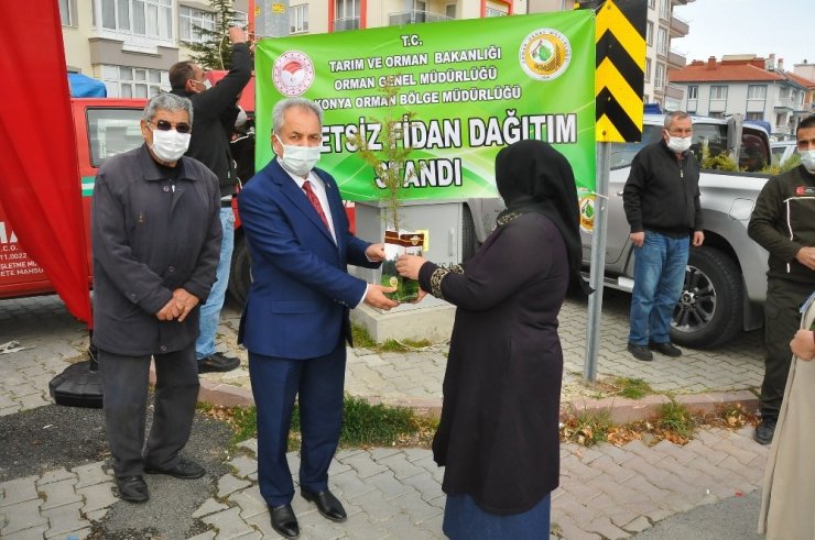 Akşehir’de vatandaşlara fidan dağıtıldı