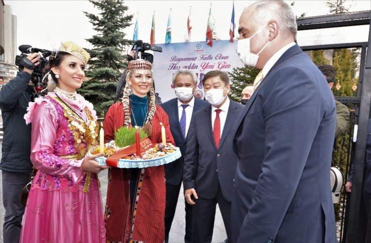 Kültür ve Turizm Bakanı Ersoy Nevruz ateşinden atladı