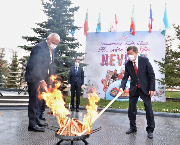 Kültür ve Turizm Bakanı Ersoy Nevruz ateşinden atladı