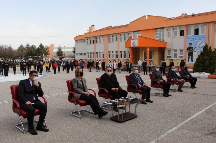 YKS Türkiye birincisine okulu tarafından otomobil hediye edildi