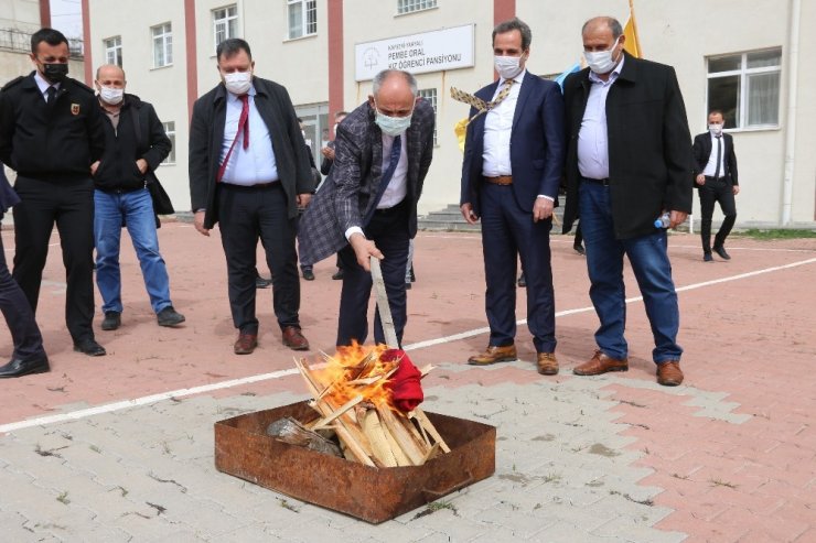 Başkan Öztürk Nevruzu kutladı, halka fidan dağıttı