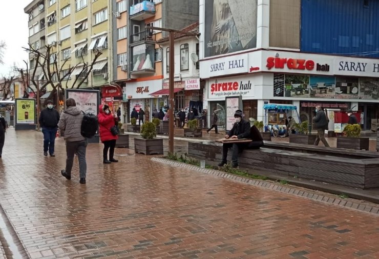 Yağışlı hava sokak sanatçılarını durduramadı