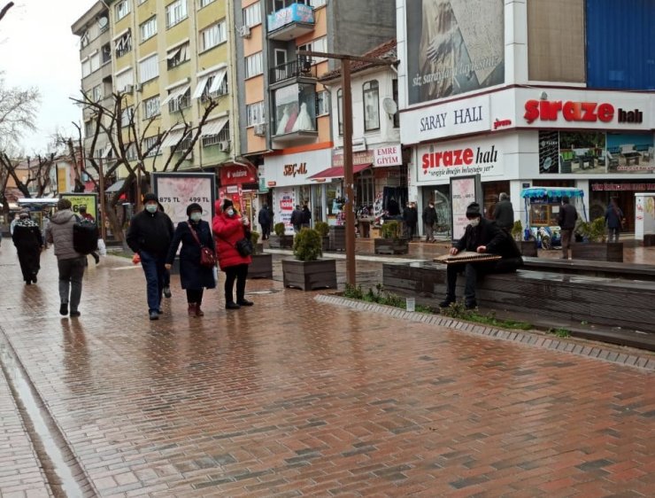 Yağışlı hava sokak sanatçılarını durduramadı