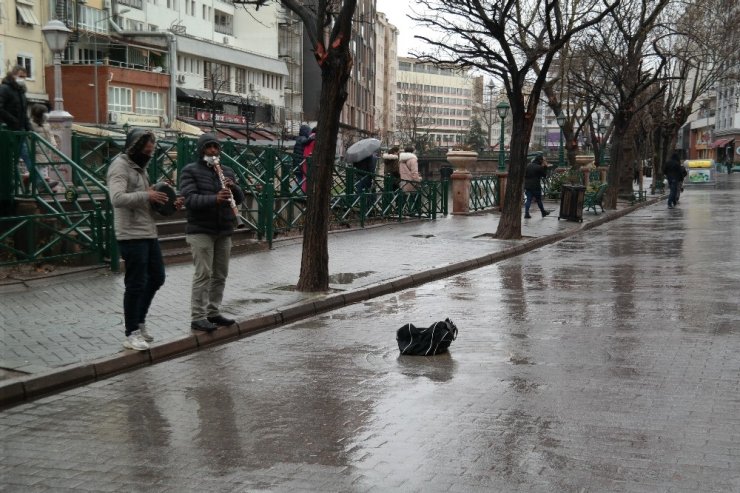 Yağışlı hava sokak sanatçılarını durduramadı