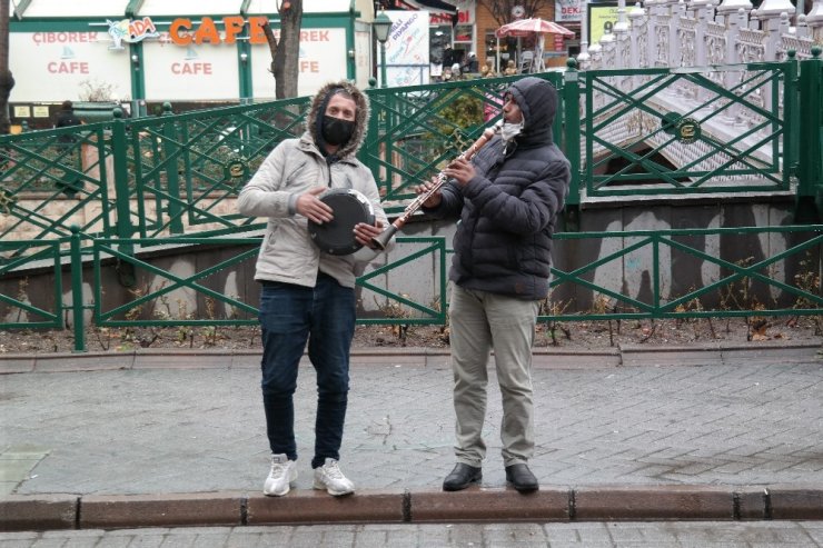 Yağışlı hava sokak sanatçılarını durduramadı