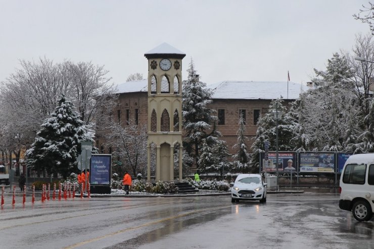 Aksaray sabaha beyaz örtüyle uyandı