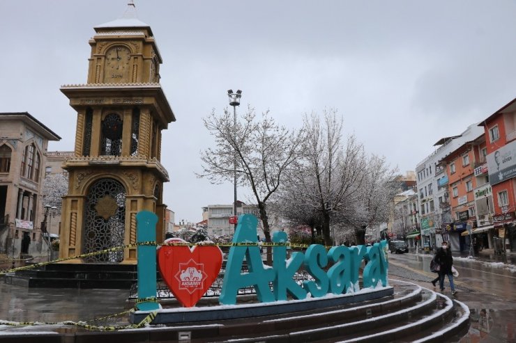 Aksaray sabaha beyaz örtüyle uyandı