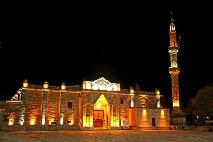 Aksaray’da tarihi Ulu Cami’de yapılan ışıklandırma çalışmaları tamamlandı