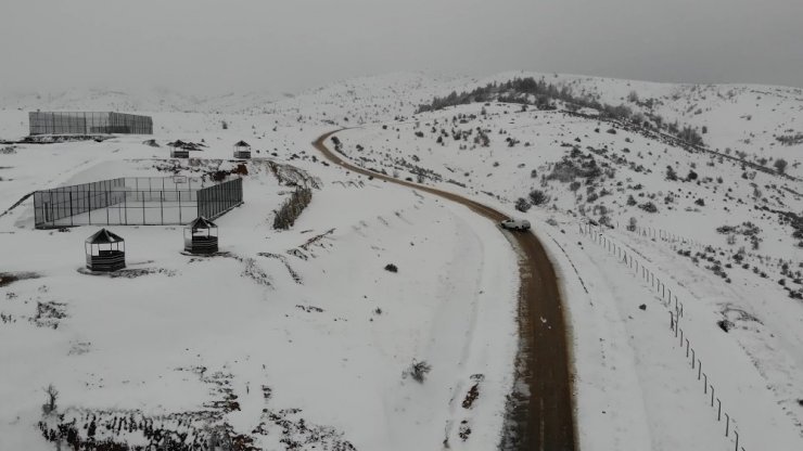 Baharı beklerken kış geri geldi: Dinek Dağı beyaz örtüyle kaplandı