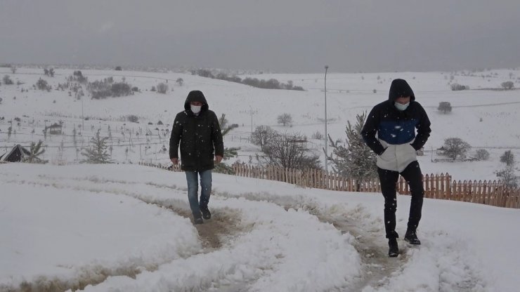 Baharı beklerken kış geri geldi: Dinek Dağı beyaz örtüyle kaplandı