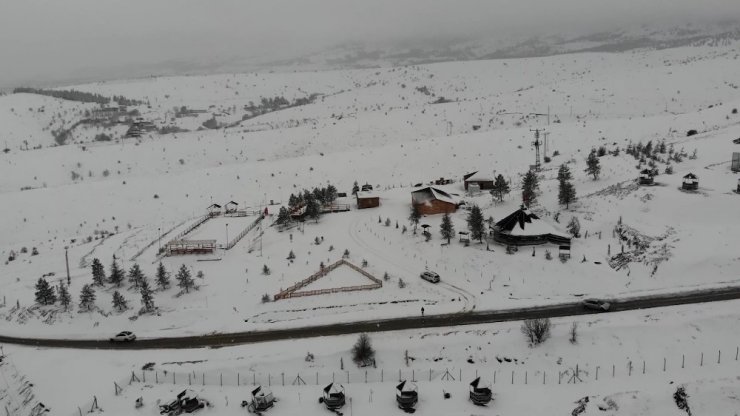 Baharı beklerken kış geri geldi: Dinek Dağı beyaz örtüyle kaplandı