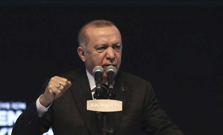 Cumhurbaşkanı Recep Tayyip Erdoğan, bin 428 geçerli oyun tamamını alarak yeniden AK Parti Genel Başkanı seçildi.