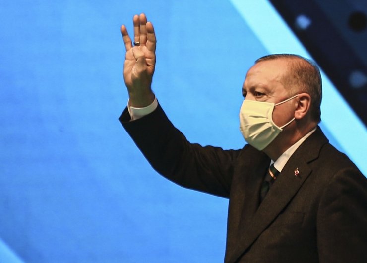 Cumhurbaşkanı Recep Tayyip Erdoğan, bin 428 geçerli oyun tamamını alarak yeniden AK Parti Genel Başkanı seçildi.