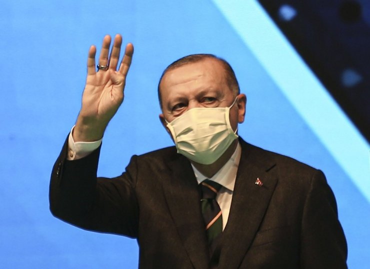 Cumhurbaşkanı Recep Tayyip Erdoğan, bin 428 geçerli oyun tamamını alarak yeniden AK Parti Genel Başkanı seçildi.